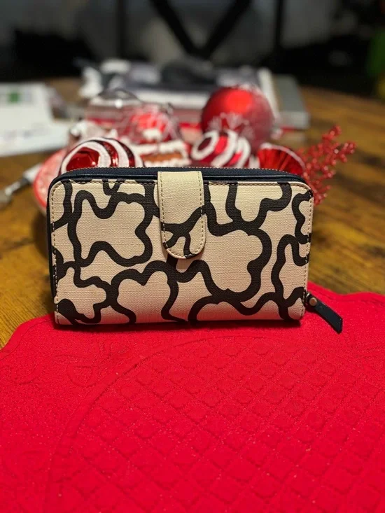 Tous Cream Canvas Wallet with Black Graphic Trim and Gold Accent - Picture 4 of 5